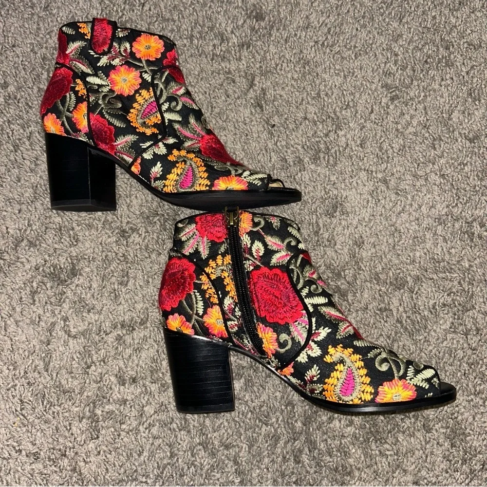 NWOT CROWN VINTAGE Floral Embroidered Ankle Boots - Picture 4 of 10